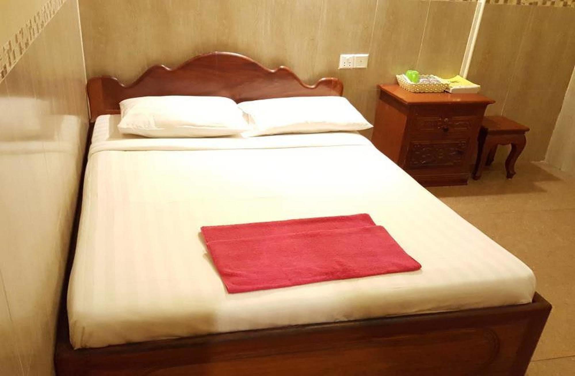 Lucky 2 Guesthouse Phnom Penh Esterno foto
