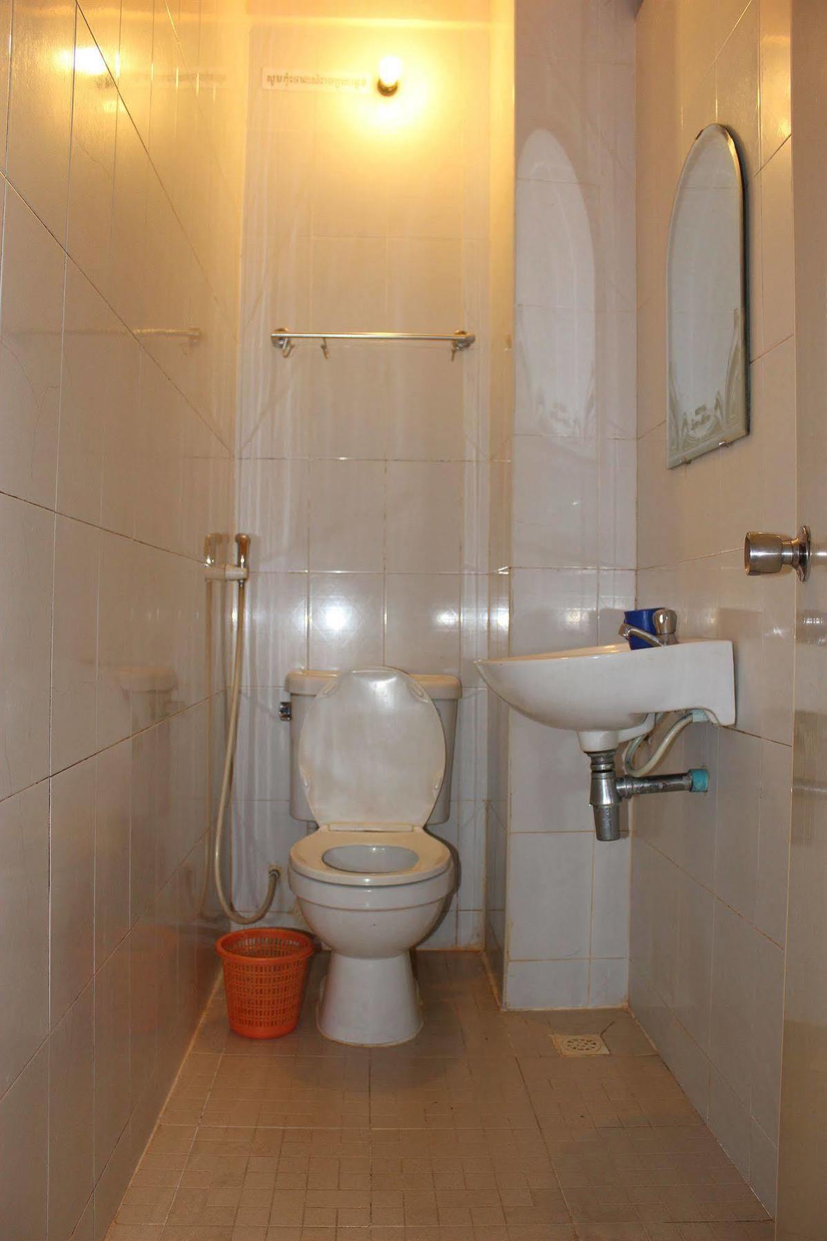 Lucky 2 Guesthouse Phnom Penh Esterno foto