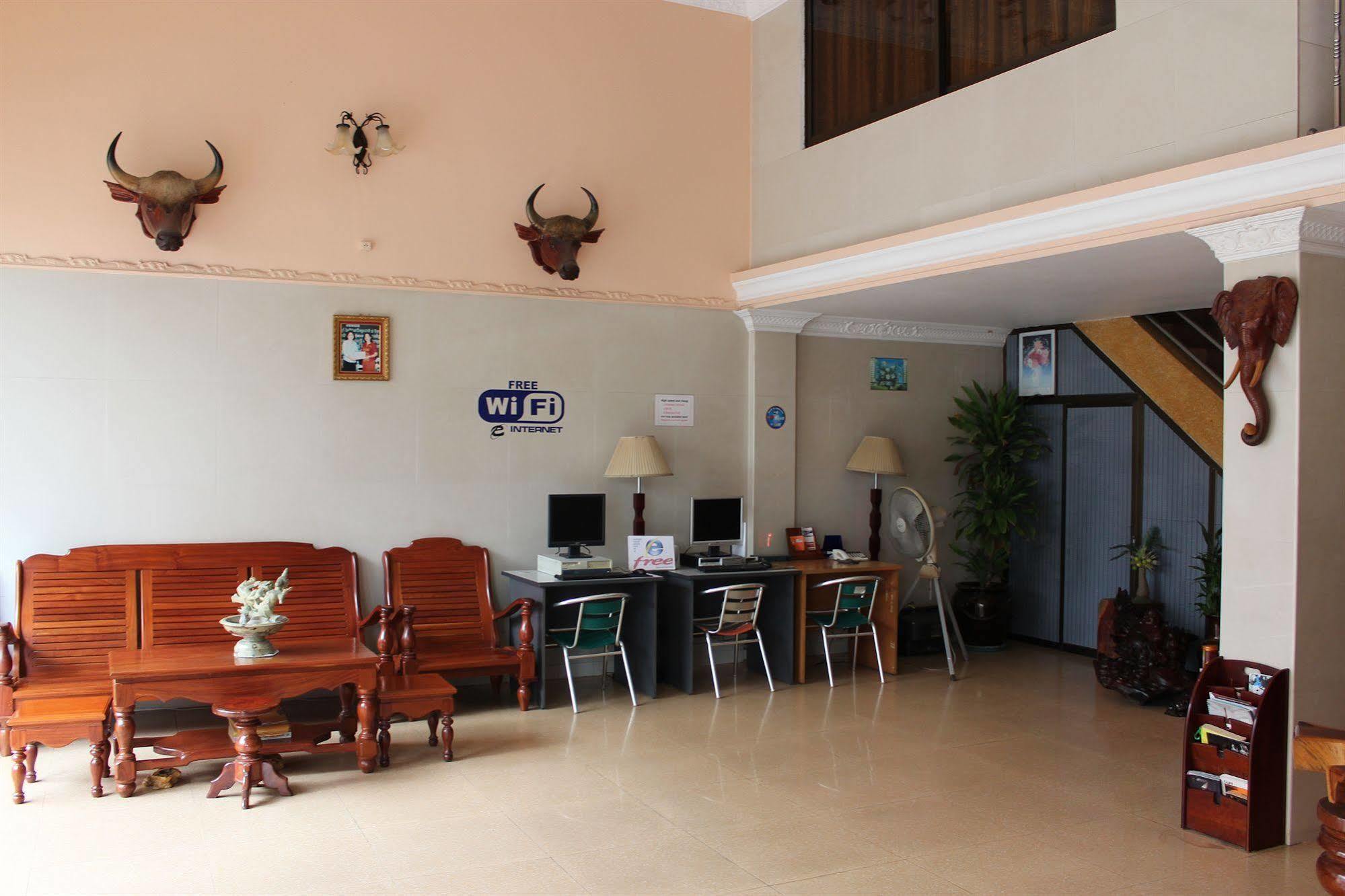 Lucky 2 Guesthouse Phnom Penh Esterno foto